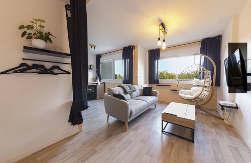 Roseraie - Orgemont Apartment | Cozy Studio Retreat with Kitchen and Spa Access