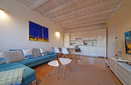 Salo Apartment | Lakeview Balcony Retreat: L'Orologio in Salò with 9.8 Rating