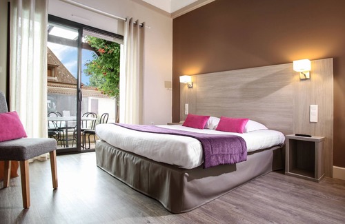 Vezac Hotel | Discover L'Oustal de Vézac: Eco-Friendly Retreat with Pool