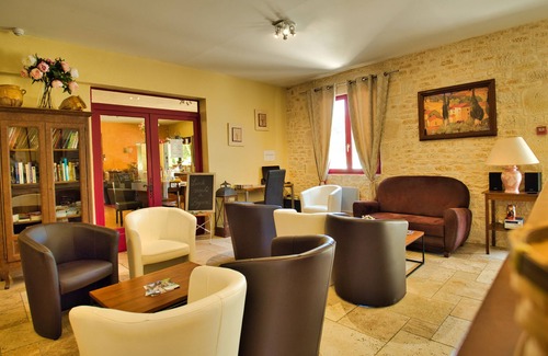 Vezac Hotel | Discover L'Oustal de Vézac: Eco-Friendly Retreat with Pool