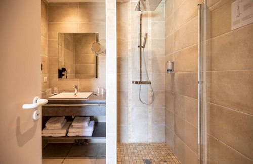 Vezac Hotel | Discover L'Oustal de Vézac: Eco-Friendly Retreat with Pool