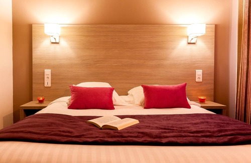 Vezac Hotel | Discover L'Oustal de Vézac: Eco-Friendly Retreat with Pool
