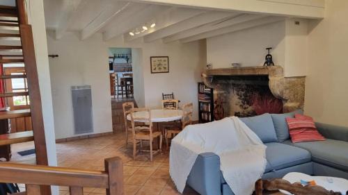 Villeneuve House | Discover L'Oustalou: Family-Friendly with Pet Perks