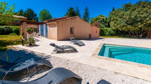 Neoules Villa | Discover L'oustaou en Provence Verte with Oceanfront Views