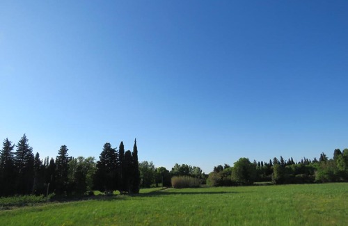 Grans Apartment | Top-Rated Family Retreat at L'Oustau with Premier Amenities