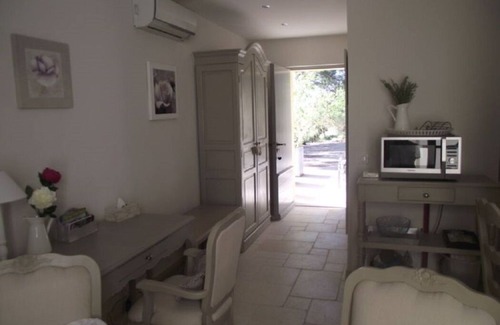 Puget Apartment | Discover Comfort at L'Ousteau des Oliviers, Studio Pin