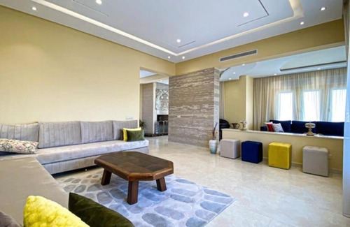 Al Bahraoyine Villa | Elegant l’ouverte Hotel with Inviting Pool Amenities