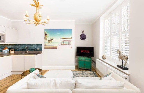 Leamington Spa Apartment | Relax in L-Spa Boutique Apartments with a Cozy Patio