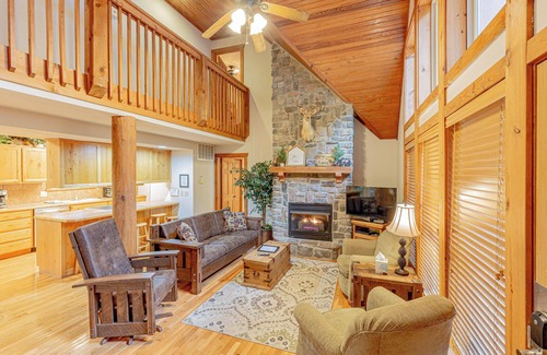 Branson West Cabin | Inviting Roark Creek Cabin with Pool and Lake Views
