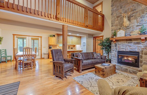Branson West Cabin | Inviting Roark Creek Cabin with Pool and Lake Views