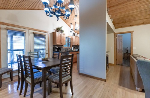 Reeds Spring Cabin | Idyllic Lakeside Delight: Pet-Friendly Cabin with Hot Tub