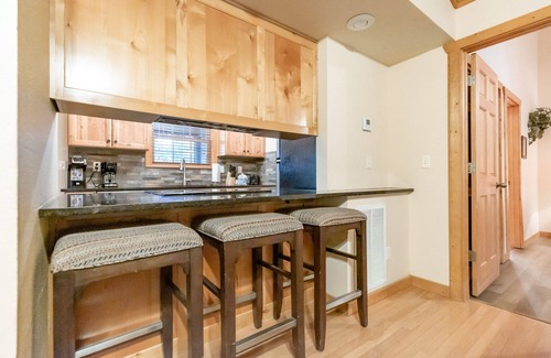 Reeds Spring Cabin | Idyllic Lakeside Delight: Pet-Friendly Cabin with Hot Tub