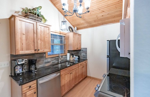 Reeds Spring Cabin | Idyllic Lakeside Delight: Pet-Friendly Cabin with Hot Tub