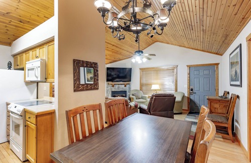 Reeds Spring Cabin | Spacious 2BR Lake View Retreat with Pool & Pet-Friendly Amenities