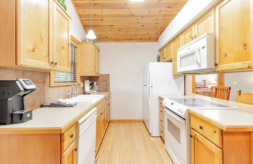 Reeds Spring Cabin | Spacious 2BR Lake View Retreat with Pool & Pet-Friendly Amenities