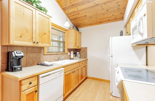 Reeds Spring Cabin | Spacious 2BR Lake View Retreat with Pool & Pet-Friendly Amenities