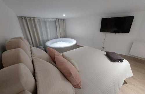 Livry-Gargan Apartment | Relax at L08 Jacuzzi 5 Etoile by Villa Dengous