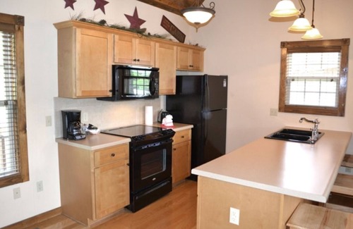 Reeds Spring Cabin | Lakeview Cabin #131: Pet Friendly with Hot Tub & Pool