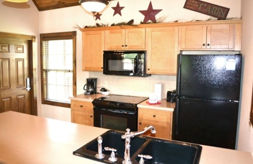 Reeds Spring Cabin | Lakeview Cabin #131: Pet Friendly with Hot Tub & Pool