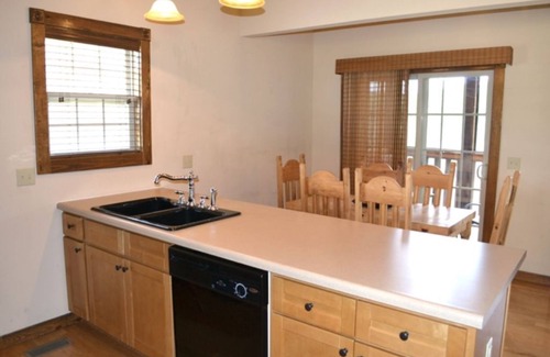 Reeds Spring Cabin | Lakeview Cabin #131: Pet Friendly with Hot Tub & Pool