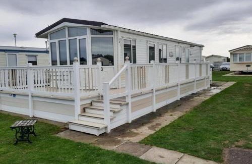 Skegness House | Family-Friendly Millfields Caravan with Oceanfront Views