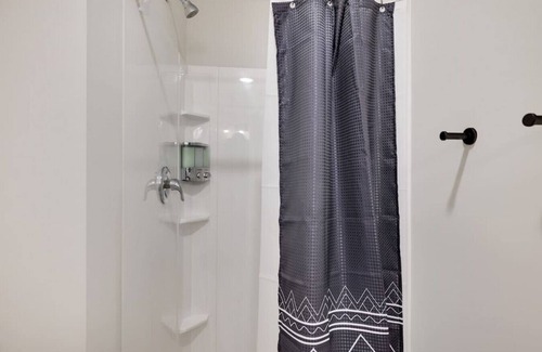 East Stroudsburg Apartment | Family-Friendly Double Queen Bay Suite at The Lack Hotel