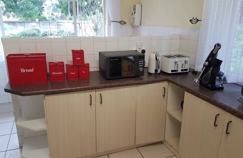 Harare House | Modern 3-Bedroom Holiday Home with Spa & Breakfast in Belvedere