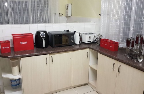 Harare House | Modern 3-Bedroom Holiday Home with Spa & Breakfast in Belvedere
