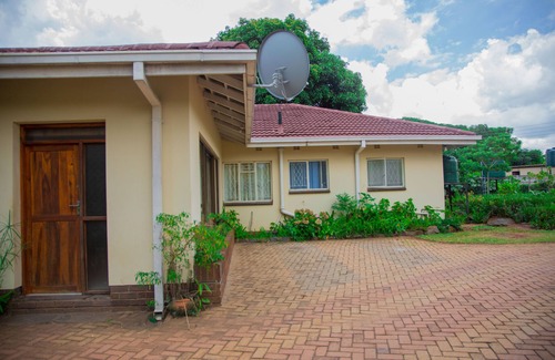 Harare House | Modern 3-Bedroom Holiday Home with Spa & Breakfast in Belvedere