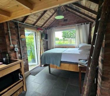 Cumwhitton Apartment | Unique La'al Cabin: Pet-Friendly Hideaway in Eden Valley