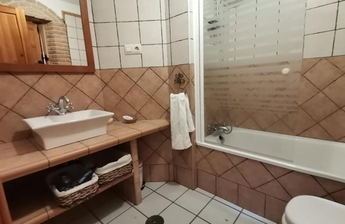 Alcanizo House | Pet-Friendly Retreat at La Aldaba del Siglo XX: 9/10 Rated