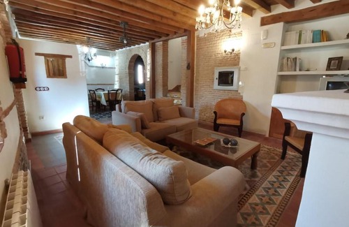 Alcanizo House | Pet-Friendly Retreat at La Aldaba del Siglo XX: 9/10 Rated