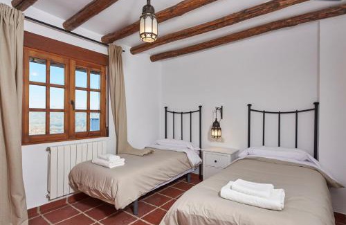 Yegen Apartment | Experience La Almunia de la Alpujarra with Ocean Views