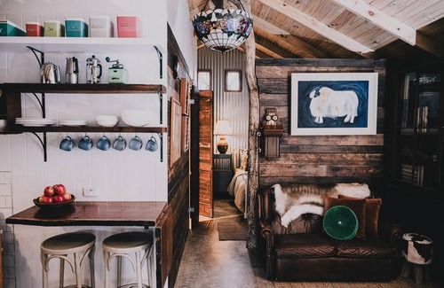 Wandiligong Cabin | Woodleigh Estate: Experience Timeless Elegance and Poolside Bliss