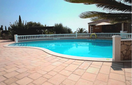 Costa Dorada House | Beachside Retreat: A Poolside Haven Near the Ocean