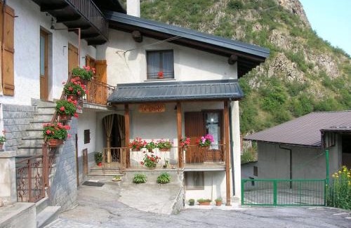 Pietraporzio House | Pet-Friendly La Barmo Affittacamere with Exceptional Service