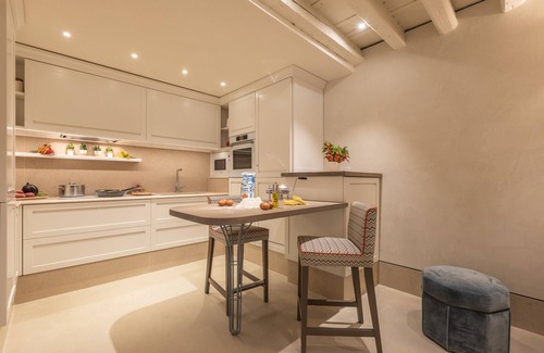 Dorsoduro Apartment | Relax at La Baruffa with Private Garden & Breakfast Included