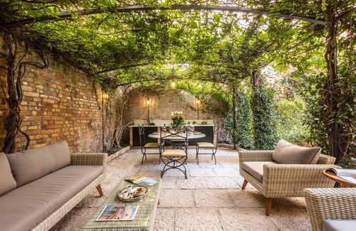 Dorsoduro Apartment | Relax at La Baruffa with Private Garden & Breakfast Included