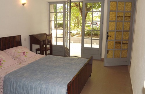 Cavaillon House | Relax at La Bastide B&B: Pool, Spa & Family-Friendly