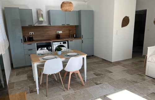 Loriol-du-Comtat House | Experience La Bastide d’Elma: Family-Friendly Comfort