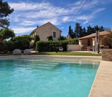 Saumane-de-Vaucluse Bed & Breakfast | Oceanfront La Bastide des Arts with Pool & Restaurant