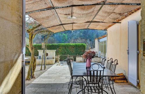 Piolenc House | Discover La Bastide des Jourdans: Pool & Pet-Friendly Stay
