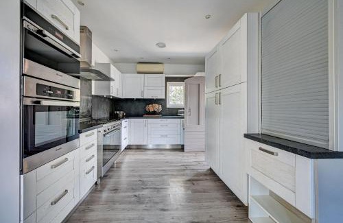 Piolenc House | Discover La Bastide des Jourdans: Pool & Pet-Friendly Stay