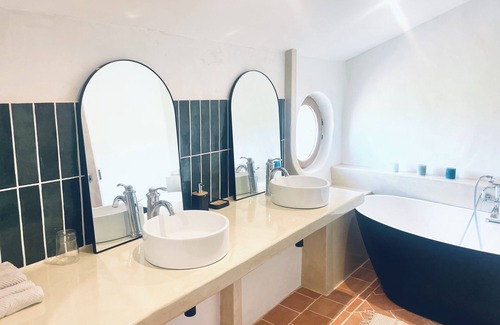 Saint-Julien Bed & Breakfast | Discover La Bastide: Guest Rated 9.8 with Spa & Breakfast
