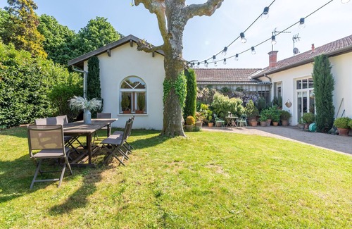 Saint-Didier-au-Mont-d'Or Villa | La Belle Vie: Relaxing Retreat with Pool and Family-Friendly Amenities
