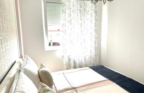 Arad Apartment | Relax at La Bella Ared: 4-Star Stay with Hot Tub