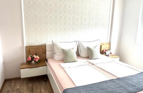 Arad Apartment | Relax at La Bella Ared: 4-Star Stay with Hot Tub