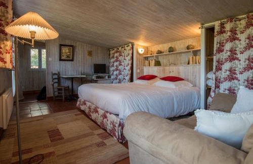 Sansac-de-Marmiesse House | Relax at La Belle Epoque: Pet-Friendly Ocean View Retreat