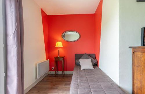Fleury-les-Aubrais House | Serene Retreat Near Train Station with Family-Friendly Perks