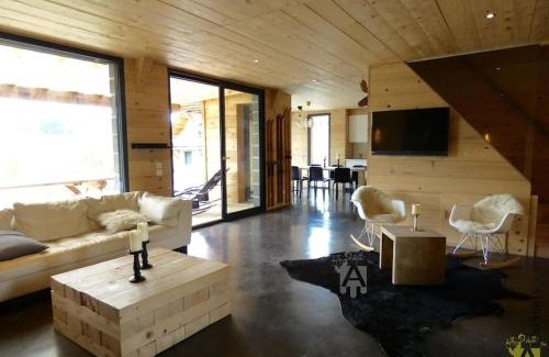 Besse-et-Saint-Anastaise Apartment | Discover Pet-Friendly Comfort at La Belle Etoile